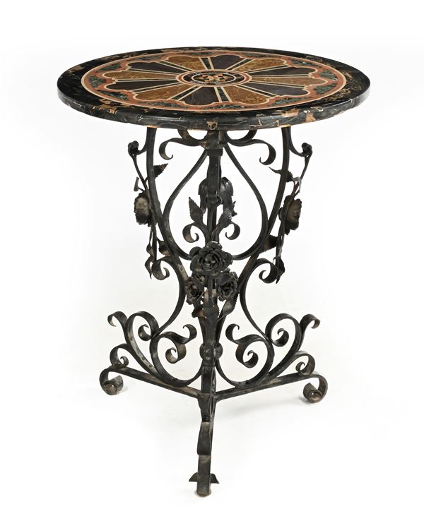 Tavolino in ferro battuto con piano circolare in commesso di marmi colorati, XX secolo
