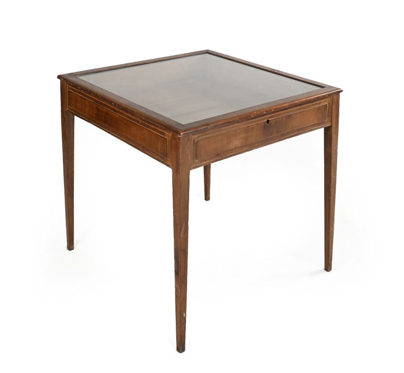 Tavolo vetrina quadrangolare con gambe rastremate, dimensioni 73,5x76,5x76,5 cm