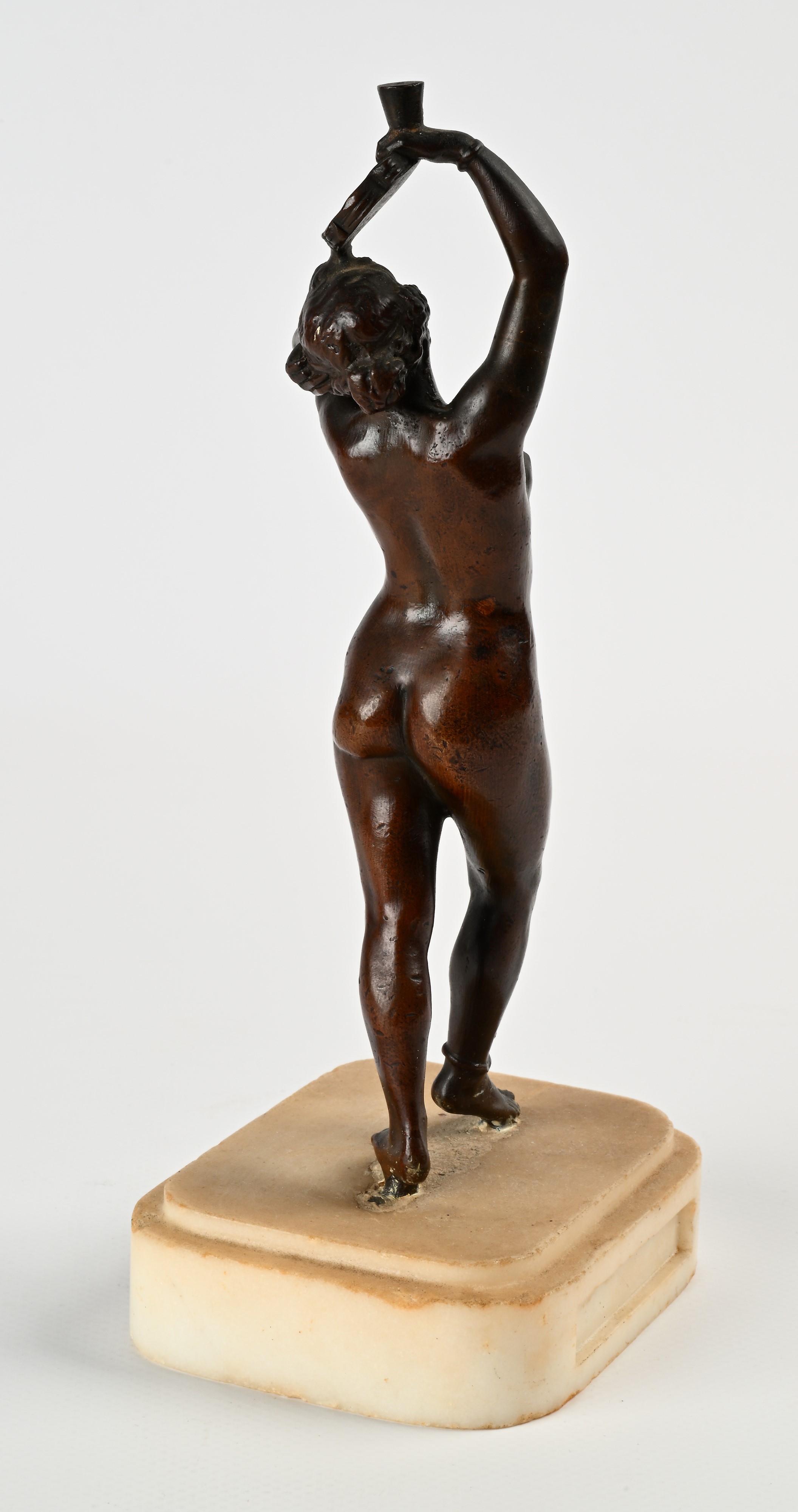 Figura femminile con tamburello