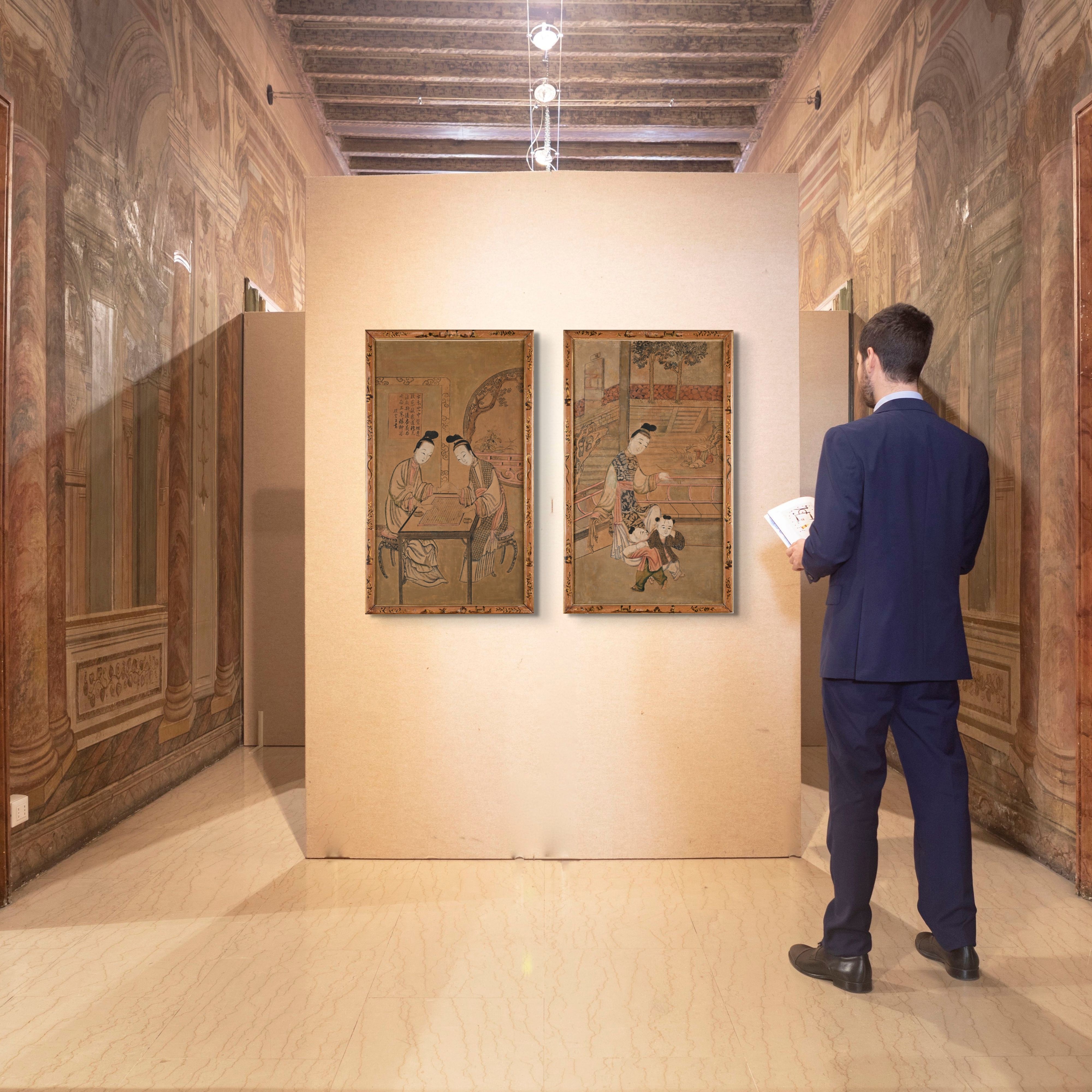 a) Giocatrici di Weiqi b) Donna e bimbi in un contesto tradizionale