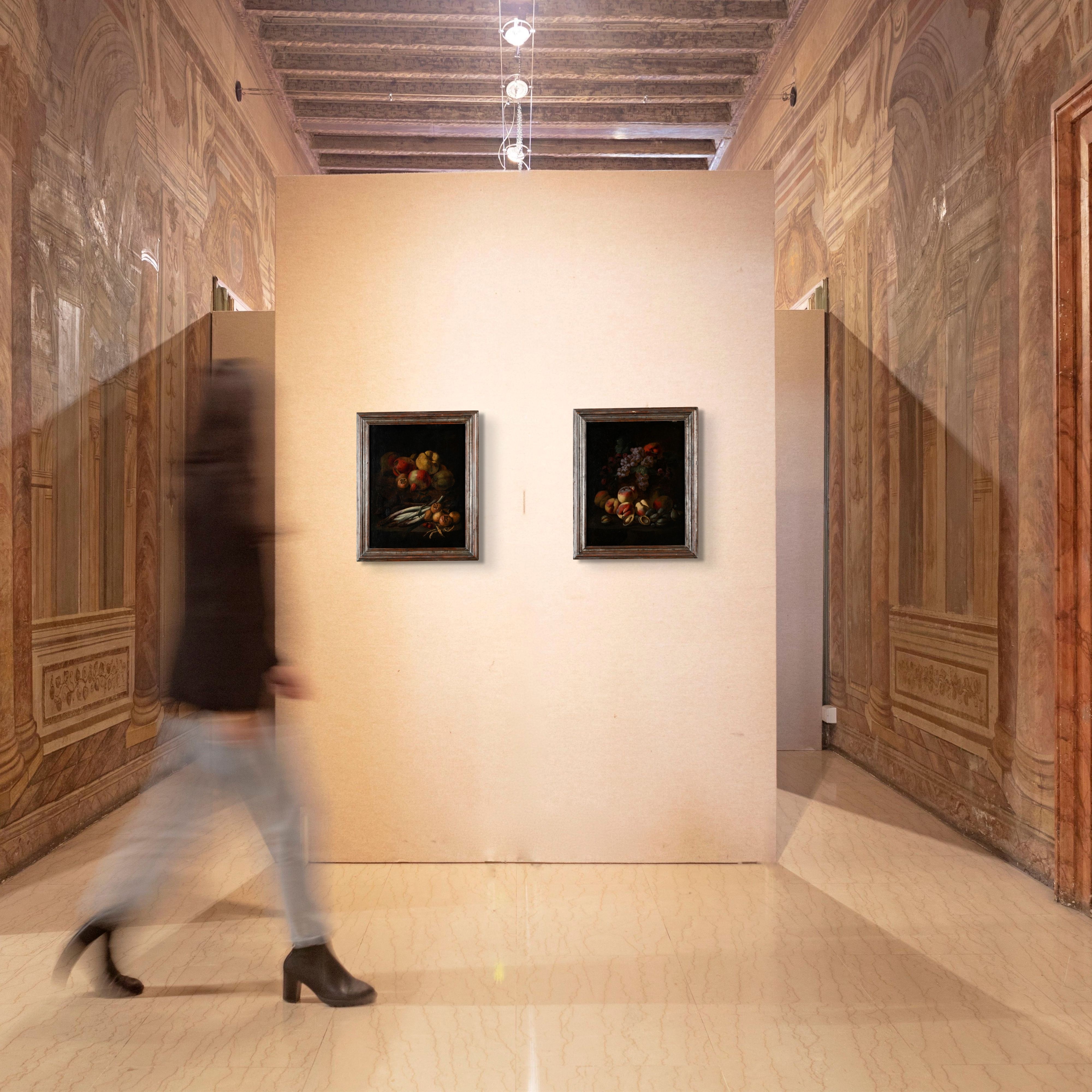 Coppia di Nature morte con asparagi, melagrane, cotogne, fichi, nespole e pesche, uva e mandorle