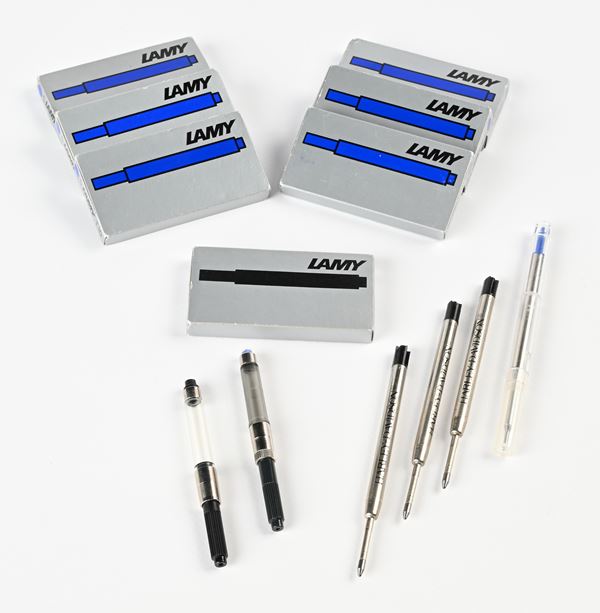 Lotto di 2 caricatori d'inchiostro (1 mai usato); 3 Refill originali per penna a sfera Harley-Davidson (colore nero); Refill originale Aurora Documentary M (colore blue), 5 confezioni da 5 cartucce d'inchiostro Lamy T10 per penna stilografica (colore blue)  - Asta ASTA A TEMPO - Penne e Accessori da Scrivania - Casa d'Aste Arcadia