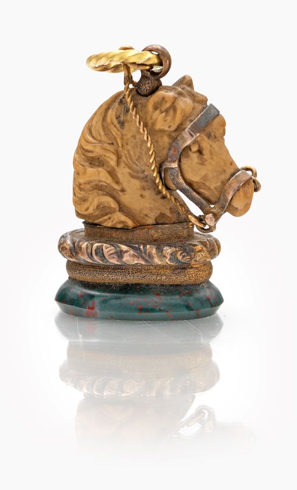 Pendente testa cavallo in oro, pietre dure e metallo