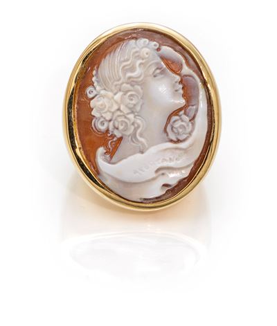 Anello in oro giallo 750/000 con cammeo su conchiglia, misura 16