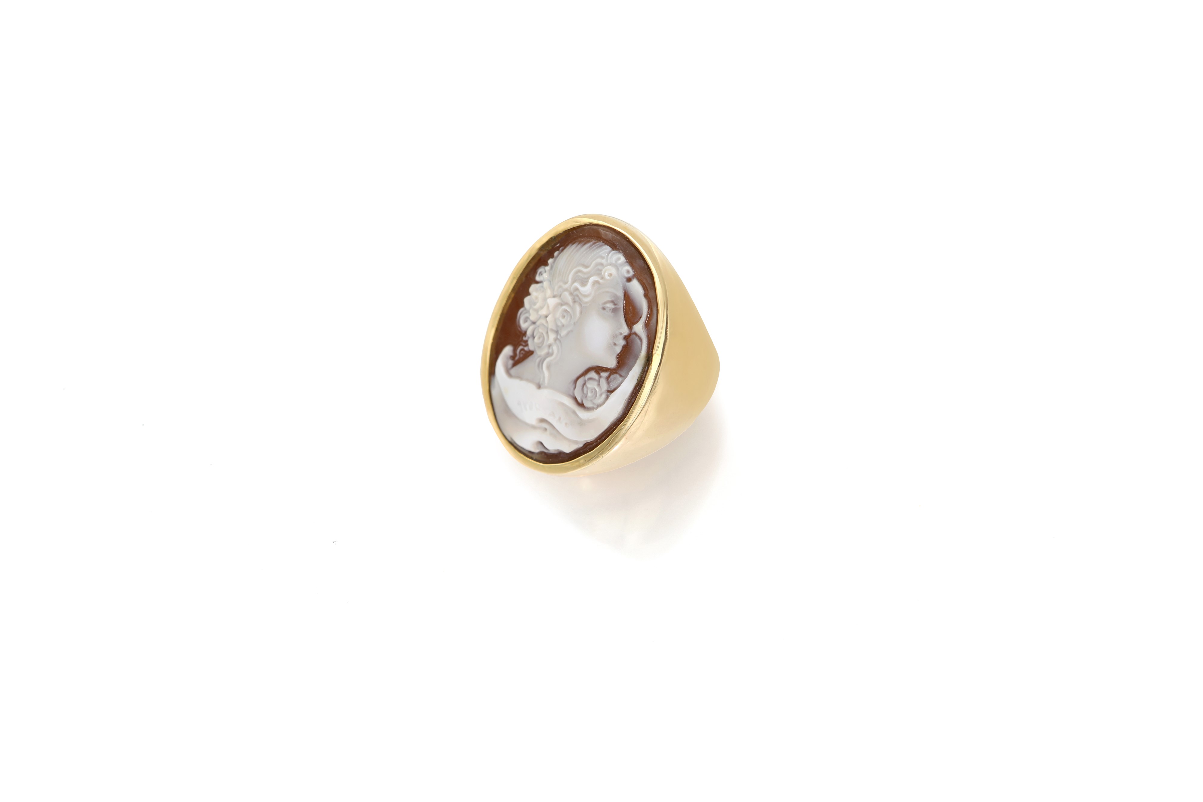 Anello in oro giallo 750/000 con cammeo su conchiglia, misura 16