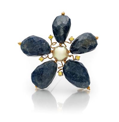 Spilla a fiore, oro giallo 750/000, calcedonio blu e quarzi citrini