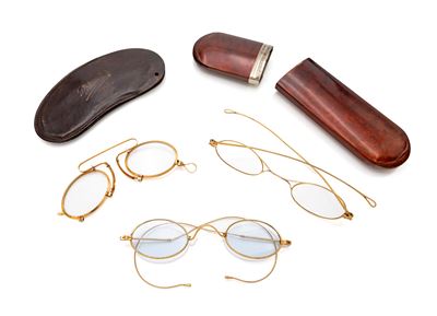 Collezione di tre lorgnette in oro giallo 750/000 con punzoni francesi