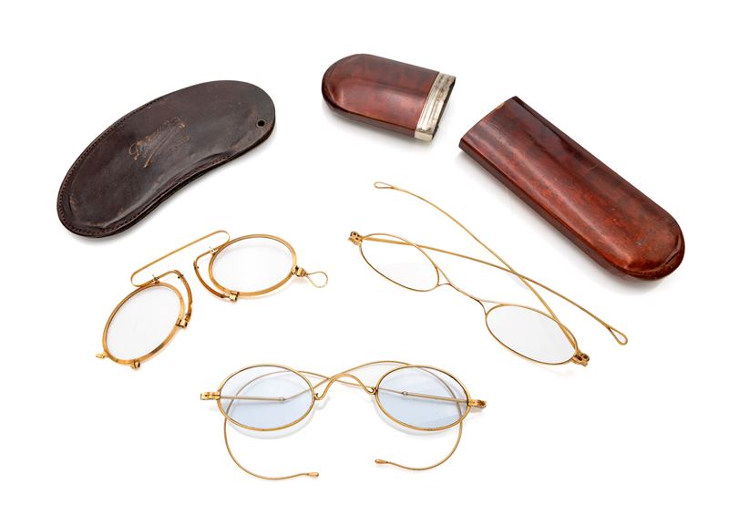 Collezione di tre lorgnette in oro giallo 750/000 con punzoni francesi