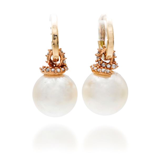 Orecchini pendenti in oro, brillanti e perle