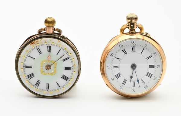 2 Piccoli orologi da tasca a carica remontoir con cassa in oro 14Kt e 9Kt decorata a guilloché ed incisioni a volute (il 2° con difetti e mancanze). Scappamento ad ancora