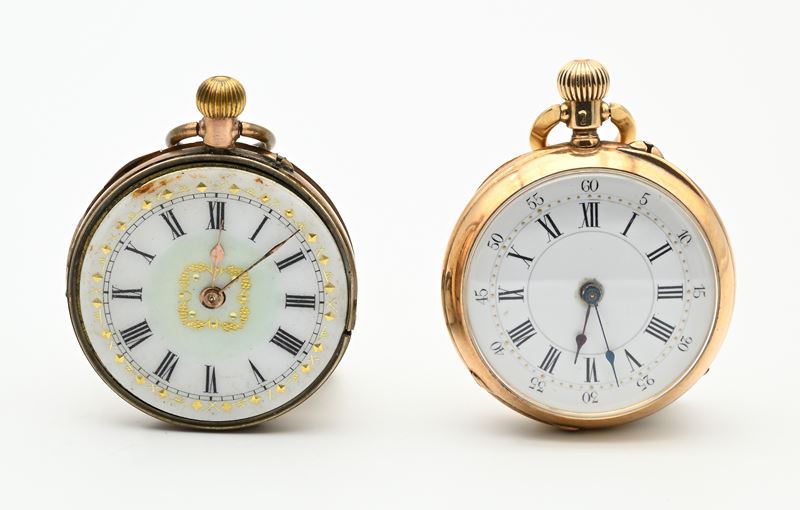 2 Piccoli Orologi da Tasca a Carica Remontoir con Cassa in Oro 14kt e 9kt Decorata a Guilloché ed...