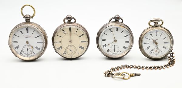 4 orologi da tasca con carica a chiavetta da uomo: 2 anonimi inglesi con scappamento ad ancora e casse in argento sterling con marchi Londra 1876 e Chester 1901; Kay's Perfection Lever con scappamento ad ancora, cassa e parapolvere in argento 935/000; Victoria con scappamento a cilindro, cassa e parapolvere in argento 800/000
