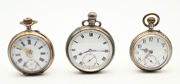 3 orologi da tasca remontoir: anonimo svizzero con scappamento ad ancora e cassa incisa e parapolvere in argento sterling Dennison Watch con marchi Birmingham 1902 (funzionante); 2 anonimi francesi scappamento a cilindro, 6 rubini, con casse incise in argento 800/000 e parapolvere in metallo (da revisionare)
