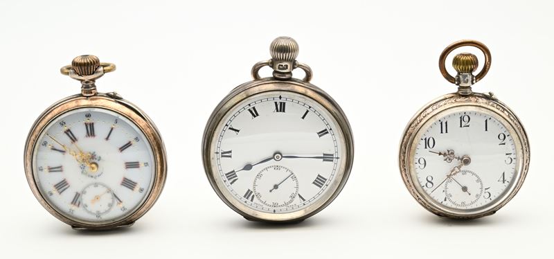 Anonimo svizzero (remontoir da uomo), Tre orologi da tasca con scappamento ad ancora e cassa inci...