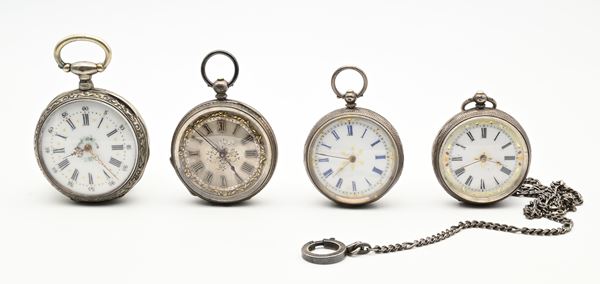 4 orologi da tasca con carica a chiavetta: 2 anonimi svizzeri con scappamento ad ancora, casse incise e parapolvere in argento 935/000; anonimo francese con scappamento a cilindro, cassa e parapolvere in argento ad alto titolo; anonimo con scappamento ad ancora, cassa e parapolvere in argento 925/000