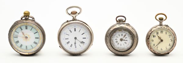 4 orologi da tasca remontoir: Rexhora 19 rubini con cassa e parapolvere in argento 800; anonimo svizzero con scappamento ad ancora, cassa e parapolvere in argento 935; anonimo con scappamento a cilindro 8 rubini, cassa e parapolvere in argento 800; anonimo francese con scappamento ad ancora, cassa in argento 800 e parapolvere in metallo