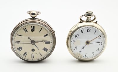 Anonimo, Coppia di orologi da tasca svegliarino da uomo (carica a chiavetta) con scappamento a ve...