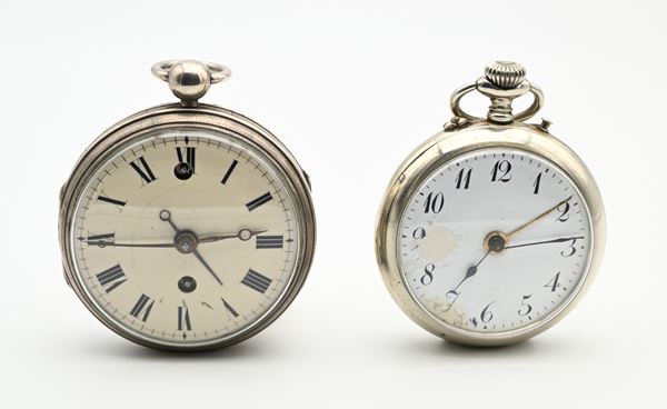 2 orologi da tasca con svegliarino: anonimo svizzero remontoir con cassa in acciaio; anonimo con carica a chiavetta movimento a serpentina con scappamento a verga e cassa in metallo argentato