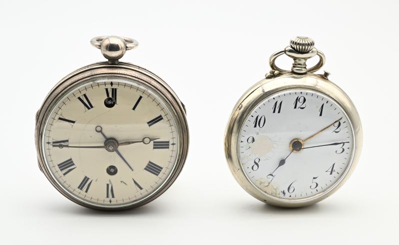 Anonimo, Coppia di orologi da tasca svegliarino da uomo (carica a chiavetta) con scappamento a ve...