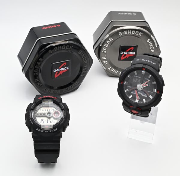 Casio G-Shock - 2 Orologi da polso al quarzo chrono e alarm da uomo in plastica e gomma con cinturini originali