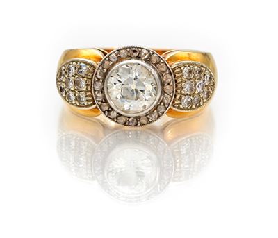 Anello in oro giallo e bianco 750 con diamante solitario e brillanti