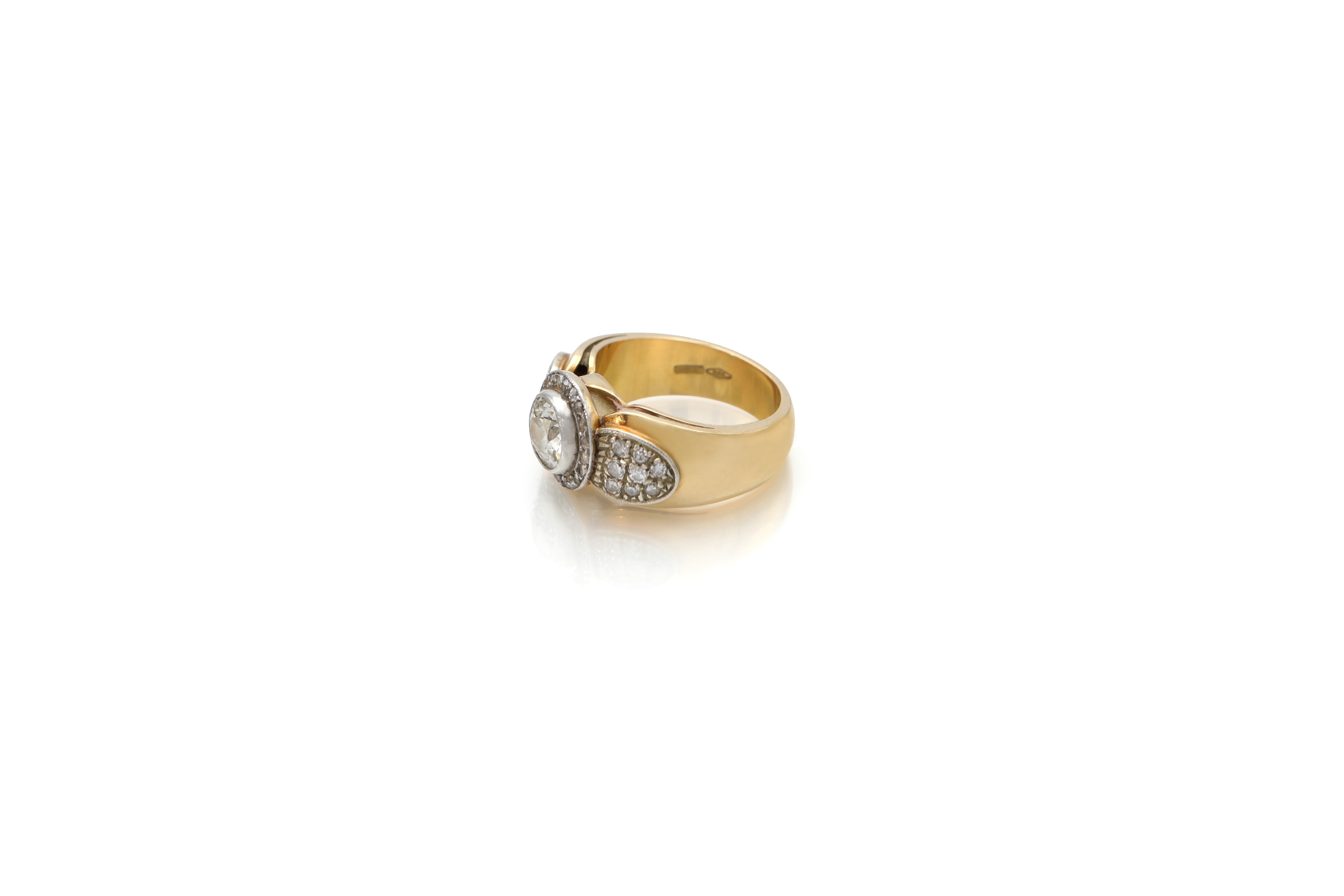 Anello in oro giallo e bianco 750 con diamante solitario e brillanti