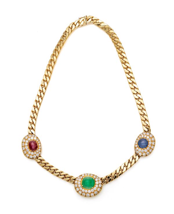Nicoli Scola, importante girocollo in oro, smeraldo, zaffiro e rubino in taglio cabochon e brillanti