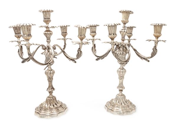 Coppia di candelabri in argento 800/000 a cinque luci