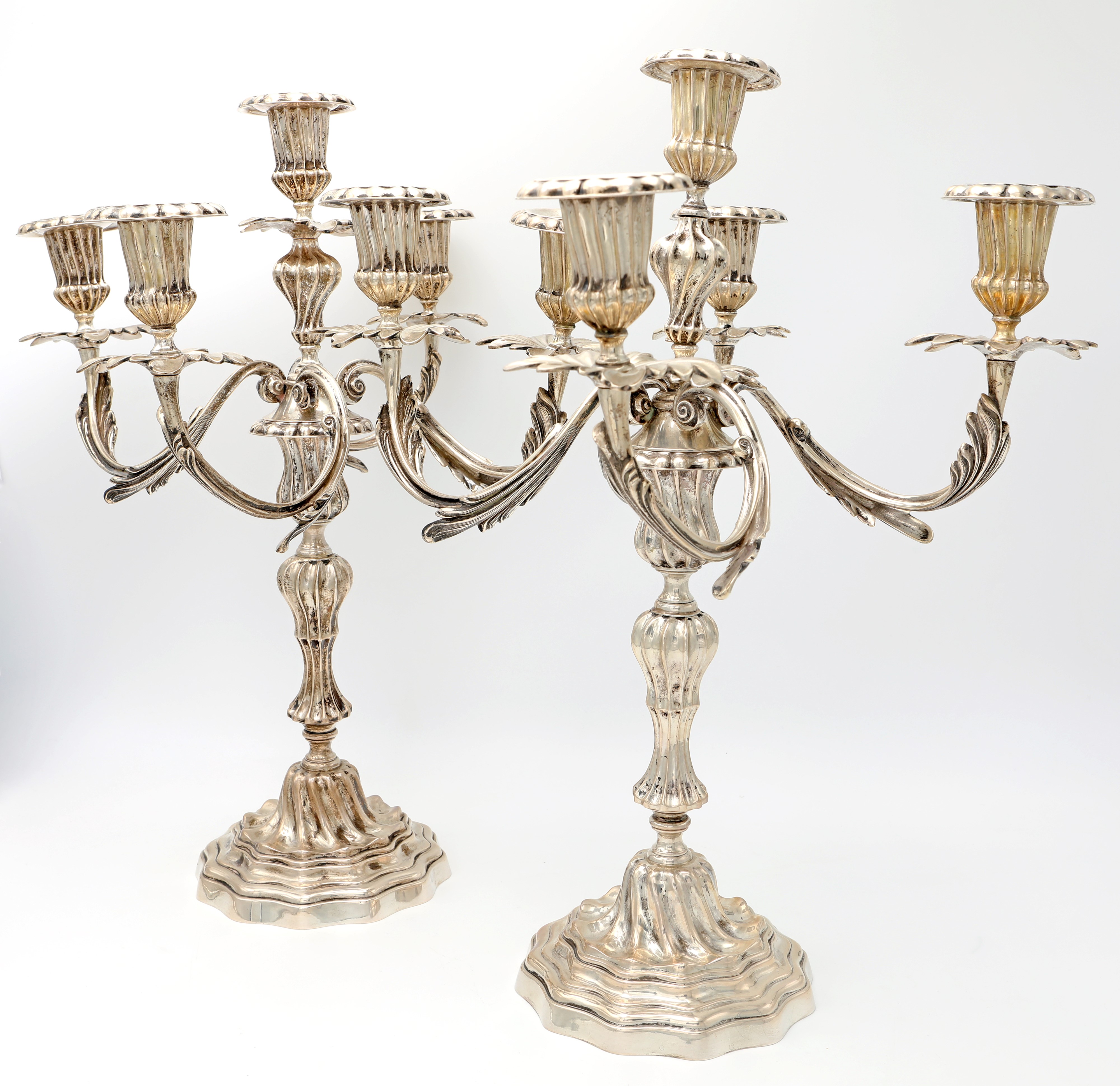 Coppia di candelabri in argento 800/000 a cinque luci
