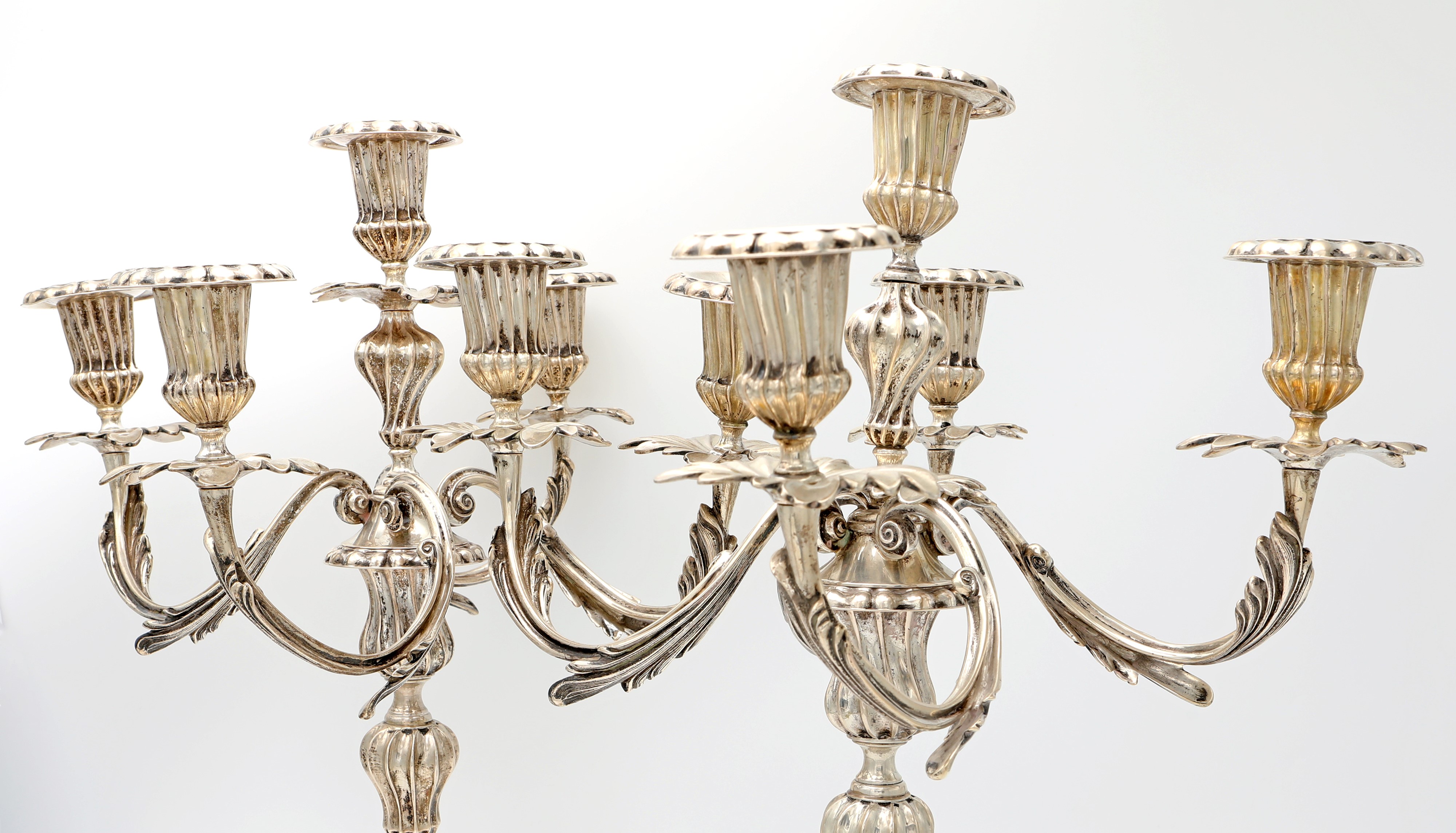 Coppia di candelabri in argento 800/000 a cinque luci