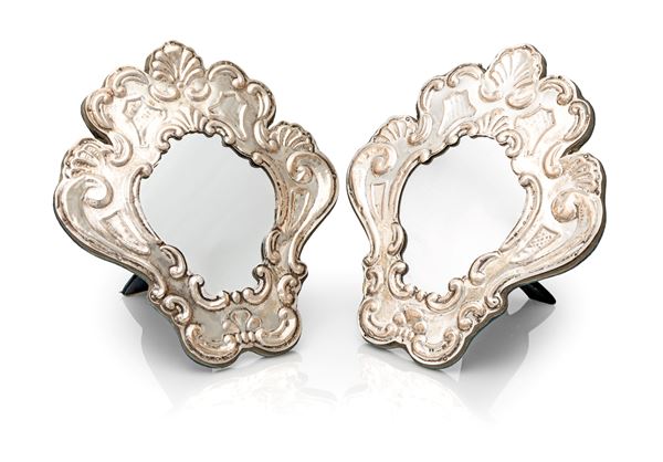 Coppia di cartegloria in lamina d'argento sbalzata con specchio