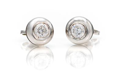 Coppia di orecchini a punto luce in oro bianco 750 con diamanti brillanti