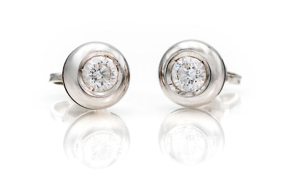 Coppia di orecchini a punto luce in oro e brillante