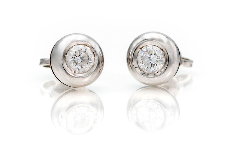Coppia di orecchini a punto luce in oro bianco 750 con diamanti brillanti