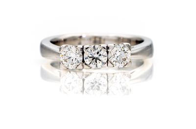 Anello trilogy in oro bianco 750 con diamanti taglio rotondo brillante