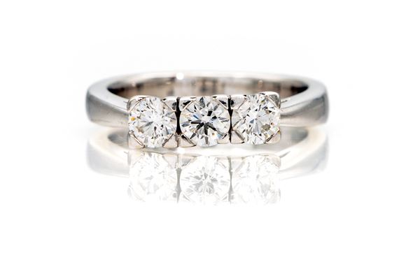 Anello trilogy in oro e brillanti