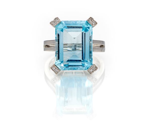 Anello in oro, topazio e brillanti