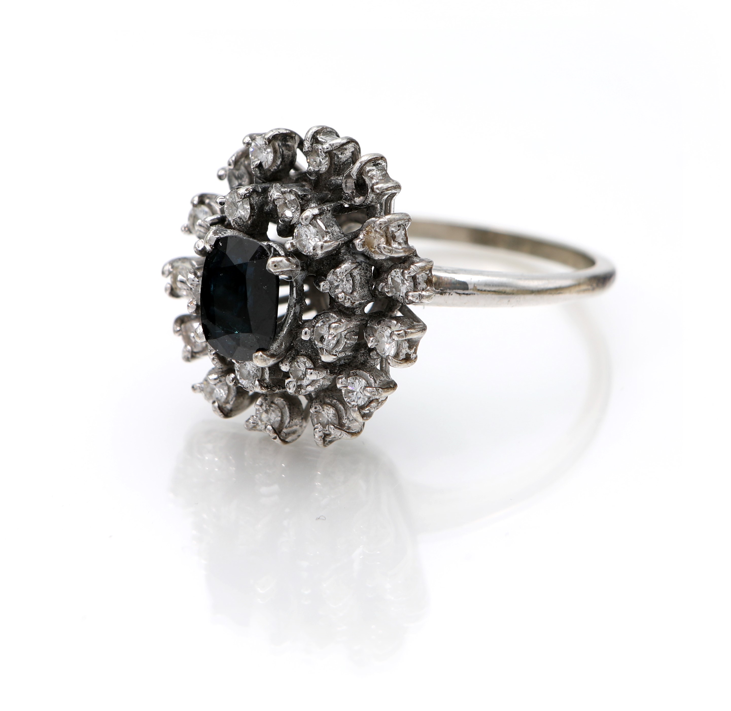 Anello classico in oro bianco 750 con zaffiro e brillanti