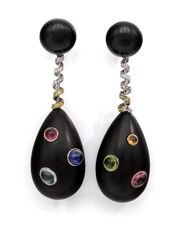 Coppia di orecchini pendenti in oro, ebano, brillanti, quarzi e tormaline