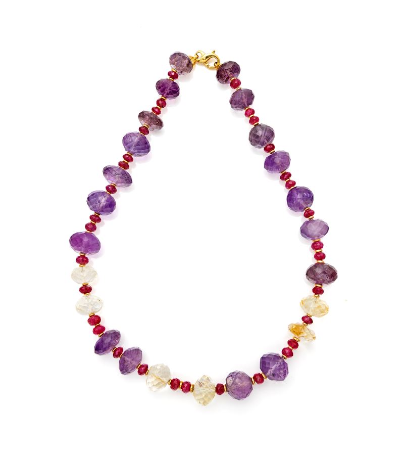 Collana in oro giallo 750/000 con rubini, ametiste e quarzi