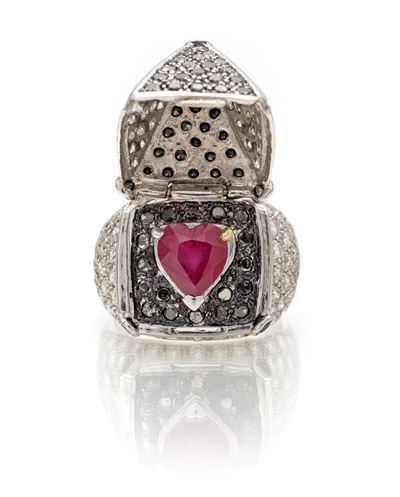 Anello a piramide con segreto in oro bianco 750, brillanti e rubino
