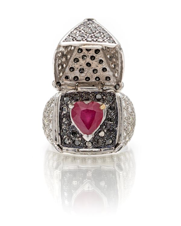 Anello a piramide con segreto in oro, brillanti e rubino