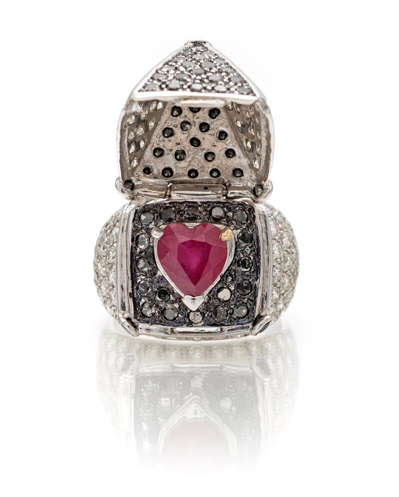 Anello a piramide con segreto in oro bianco 750, brillanti e rubino