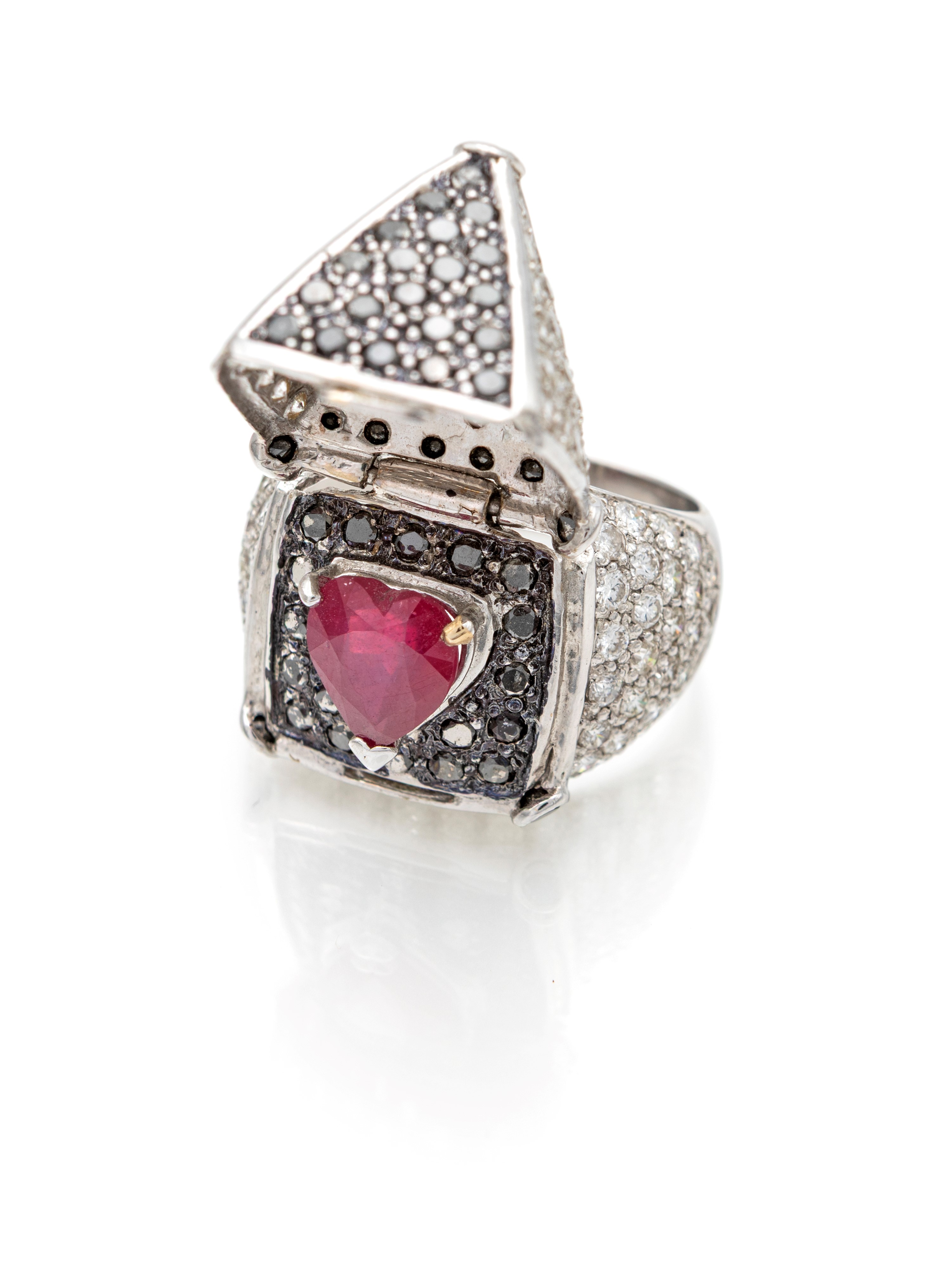 Anello a piramide con segreto in oro bianco 750, brillanti e rubino