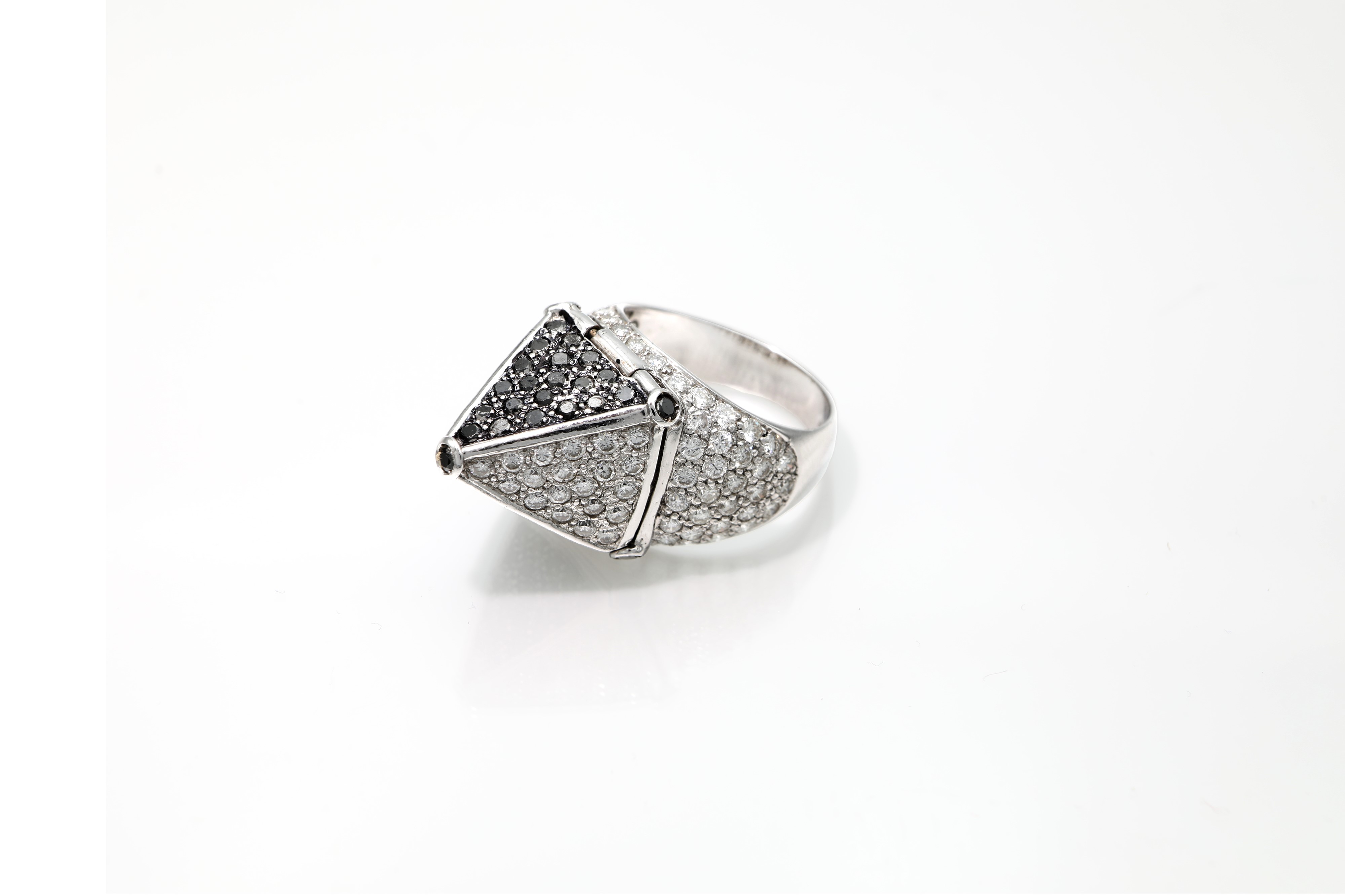 Anello a piramide con segreto in oro bianco 750, brillanti e rubino