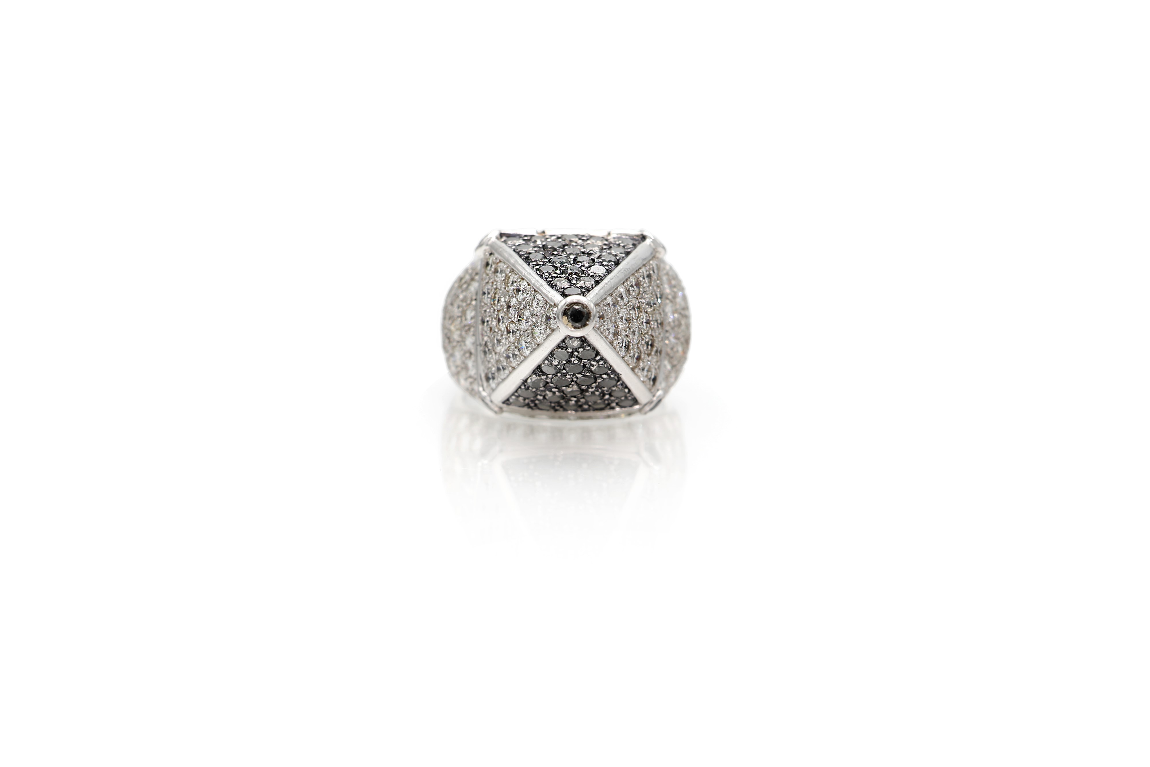 Anello a piramide con segreto in oro bianco 750, brillanti e rubino