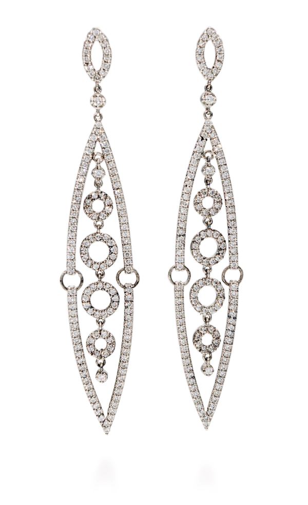 Coppia di orecchini pendenti in oro e brillanti.