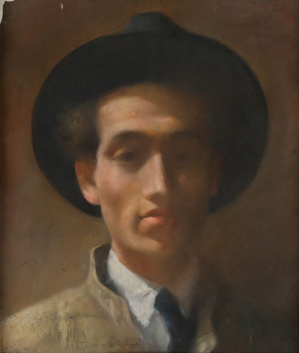 Giovane uomo con cappello nero