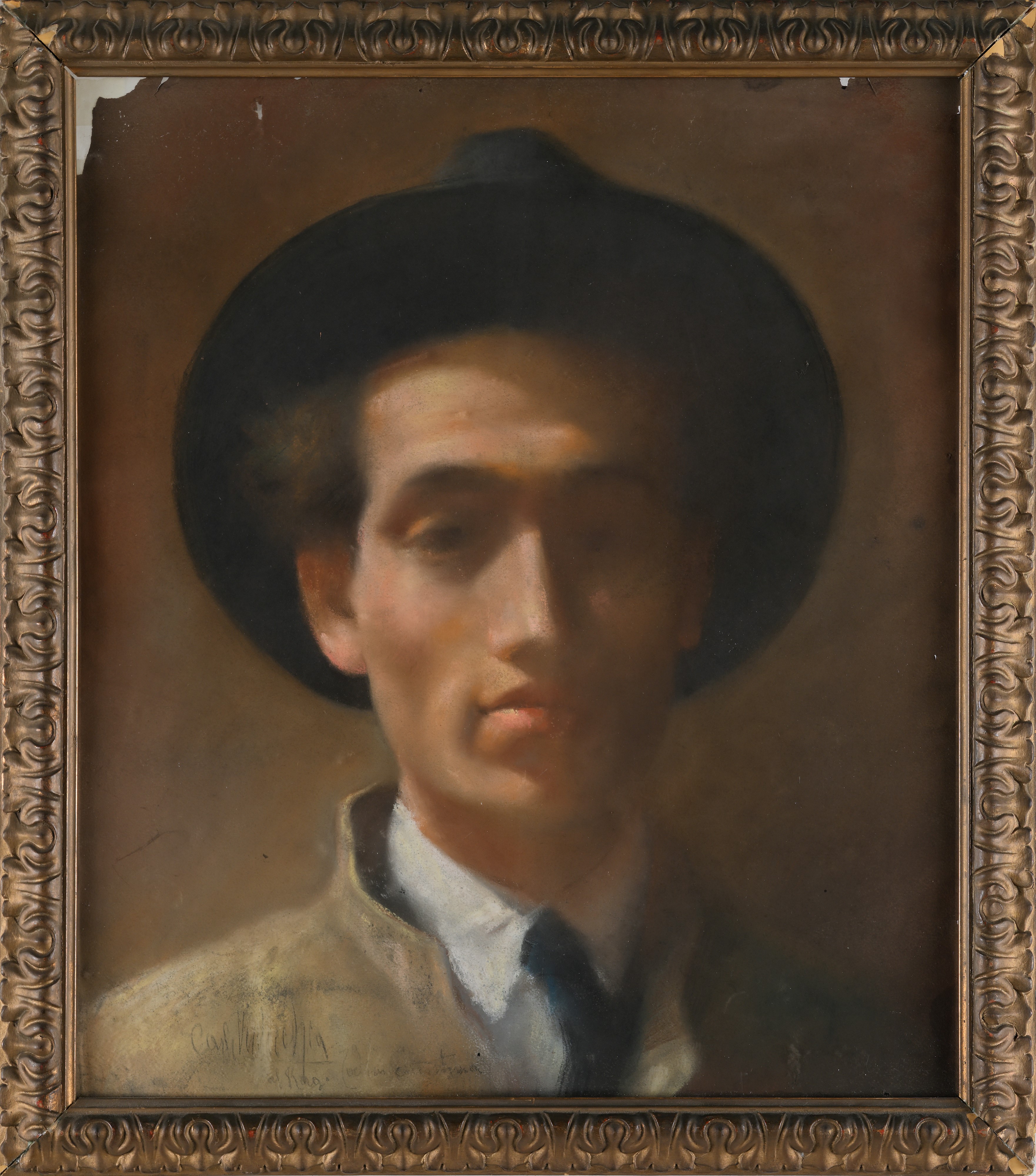 Giovane uomo con cappello nero