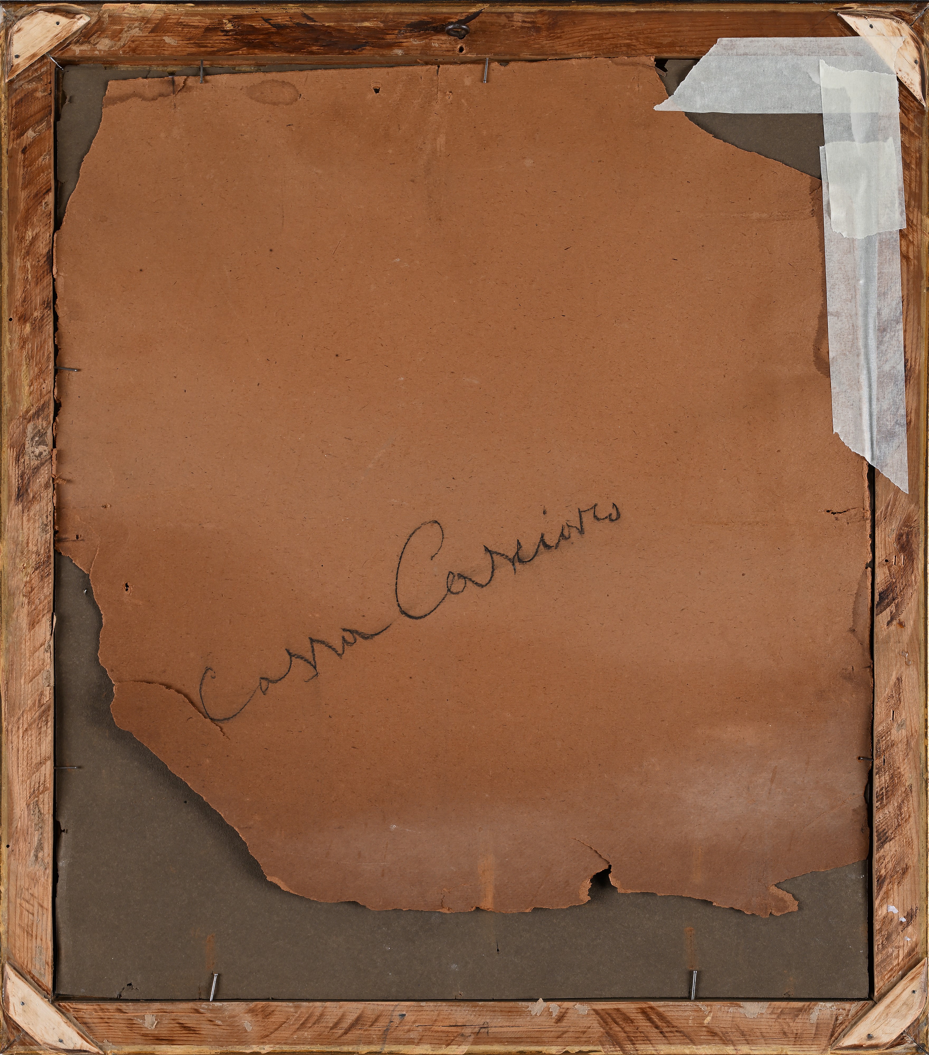 Giovane uomo con cappello nero